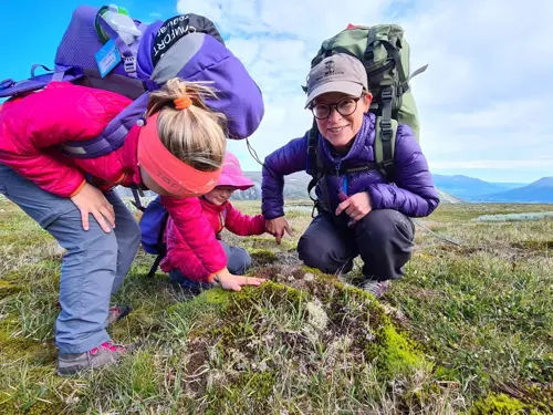 Trine Hay Setsaas på fjelltur med to barn