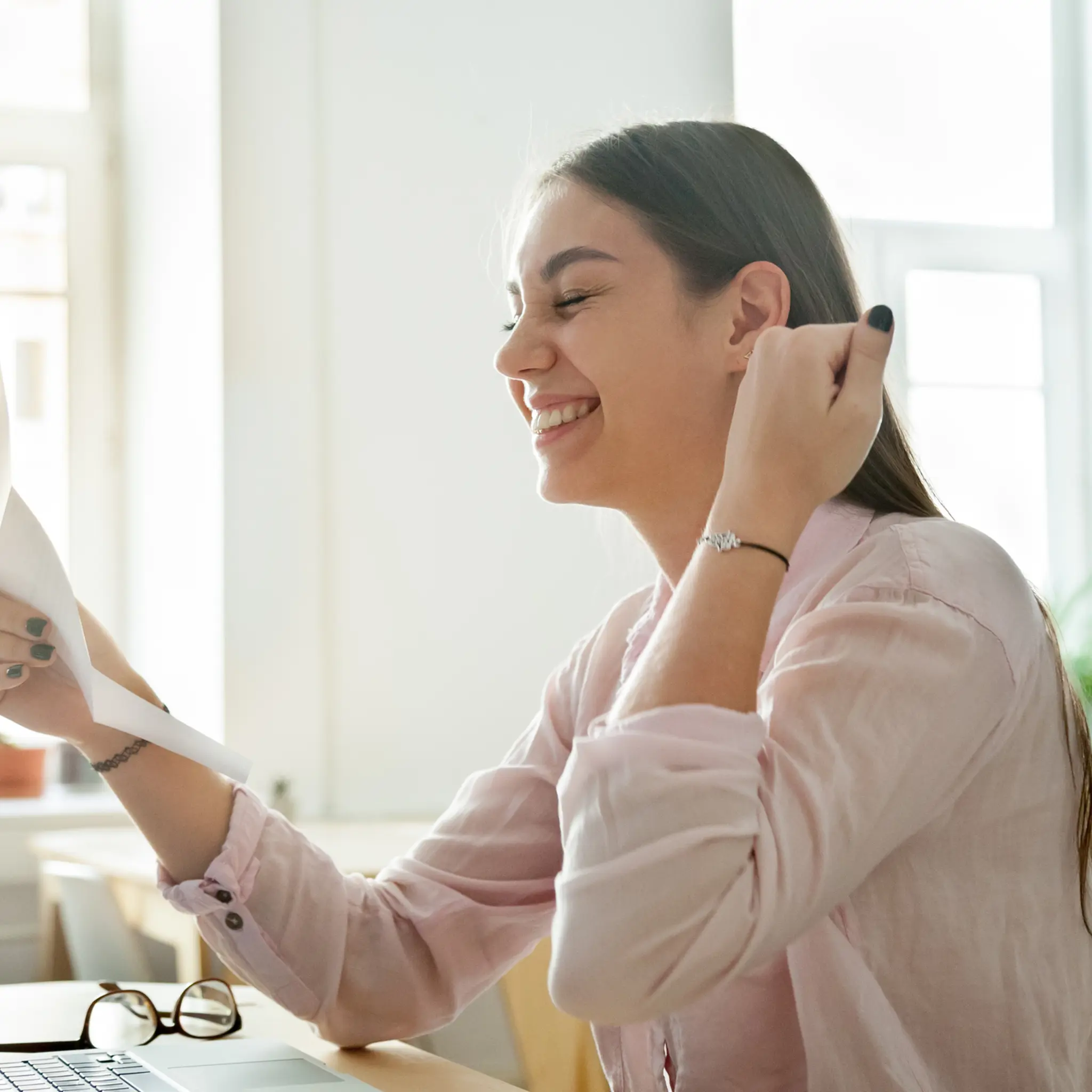 Kvinne som gleder seg over høyre lønn