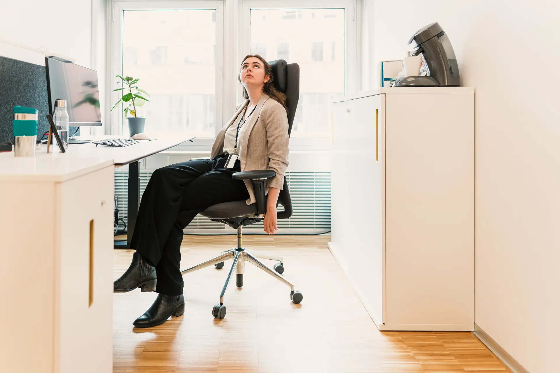 Ung kvinne på et kontor