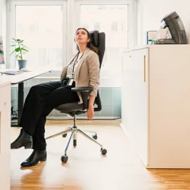 Ung kvinne på et kontor