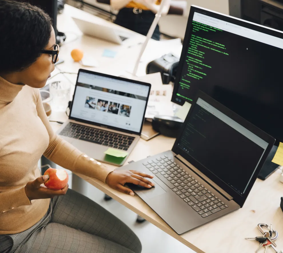 kvinne jobber på laptop