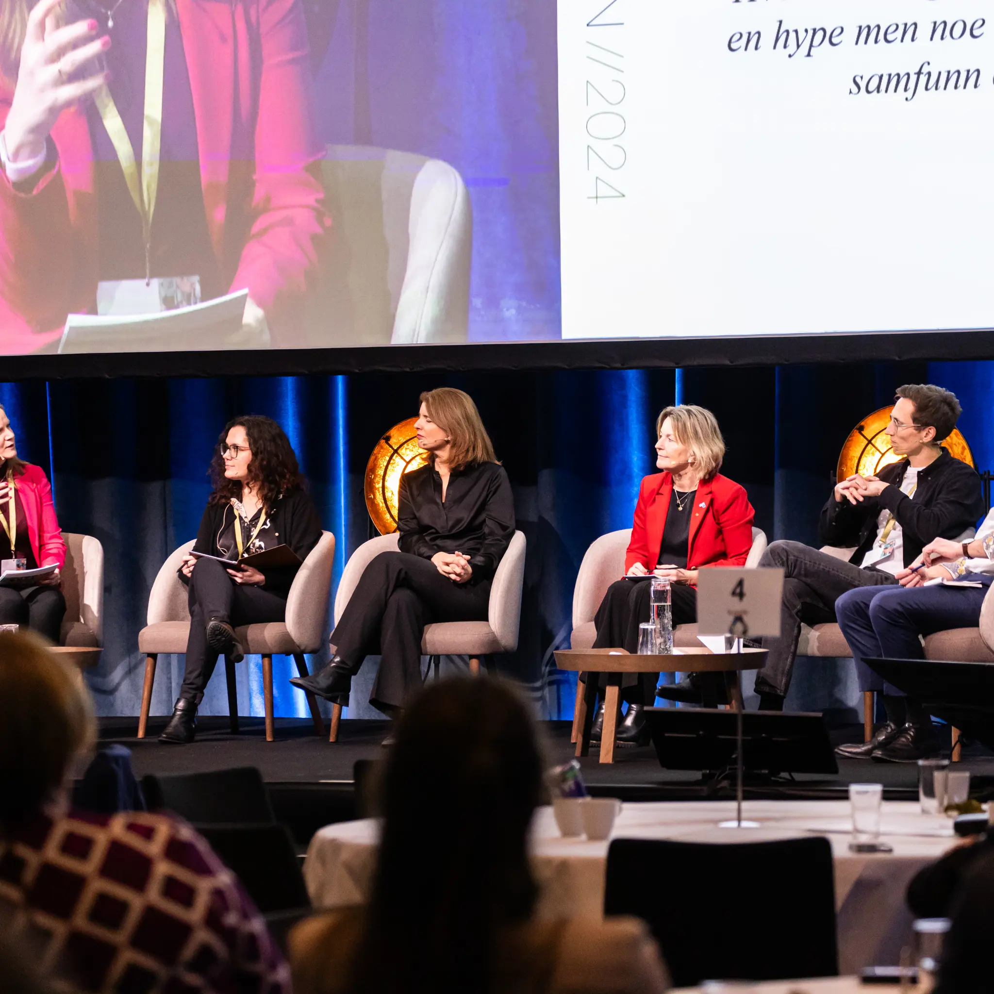 Bilde av paneldeltakere på scenen under Lerchendal konferansen