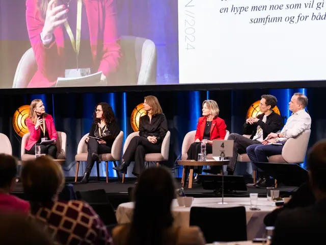 Bilde av paneldeltakere på scenen under Lerchendal konferansen