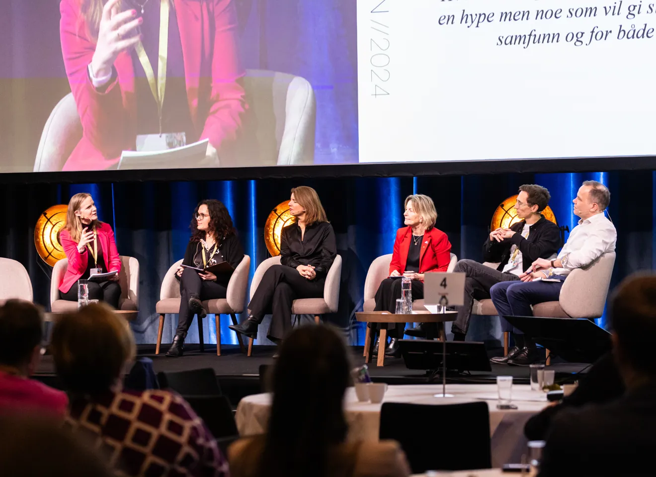 Bilde av paneldeltakere på scenen under Lerchendal konferansen