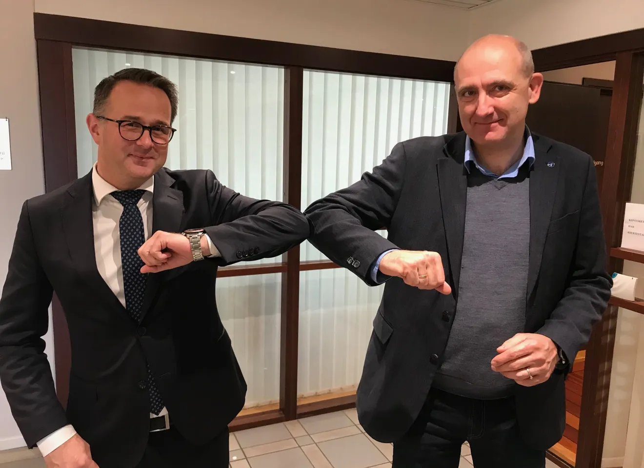 Anders Kvam og Erik Graff hilser på hverandre