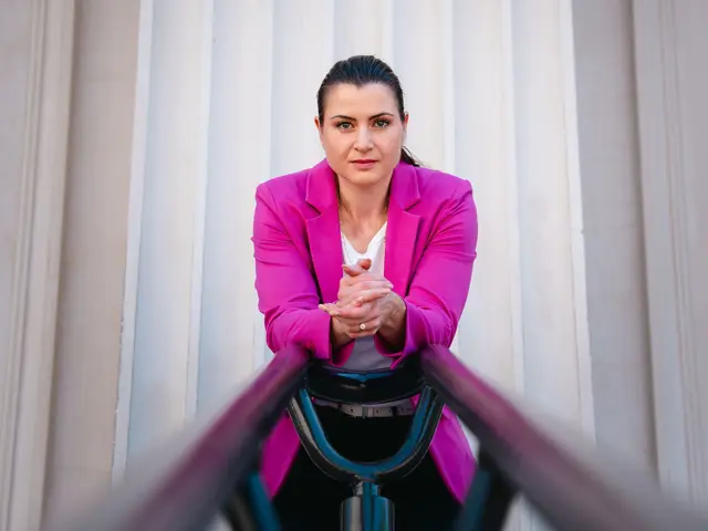 Portrett av Elisabet Haugsbø med rosa dressjakke