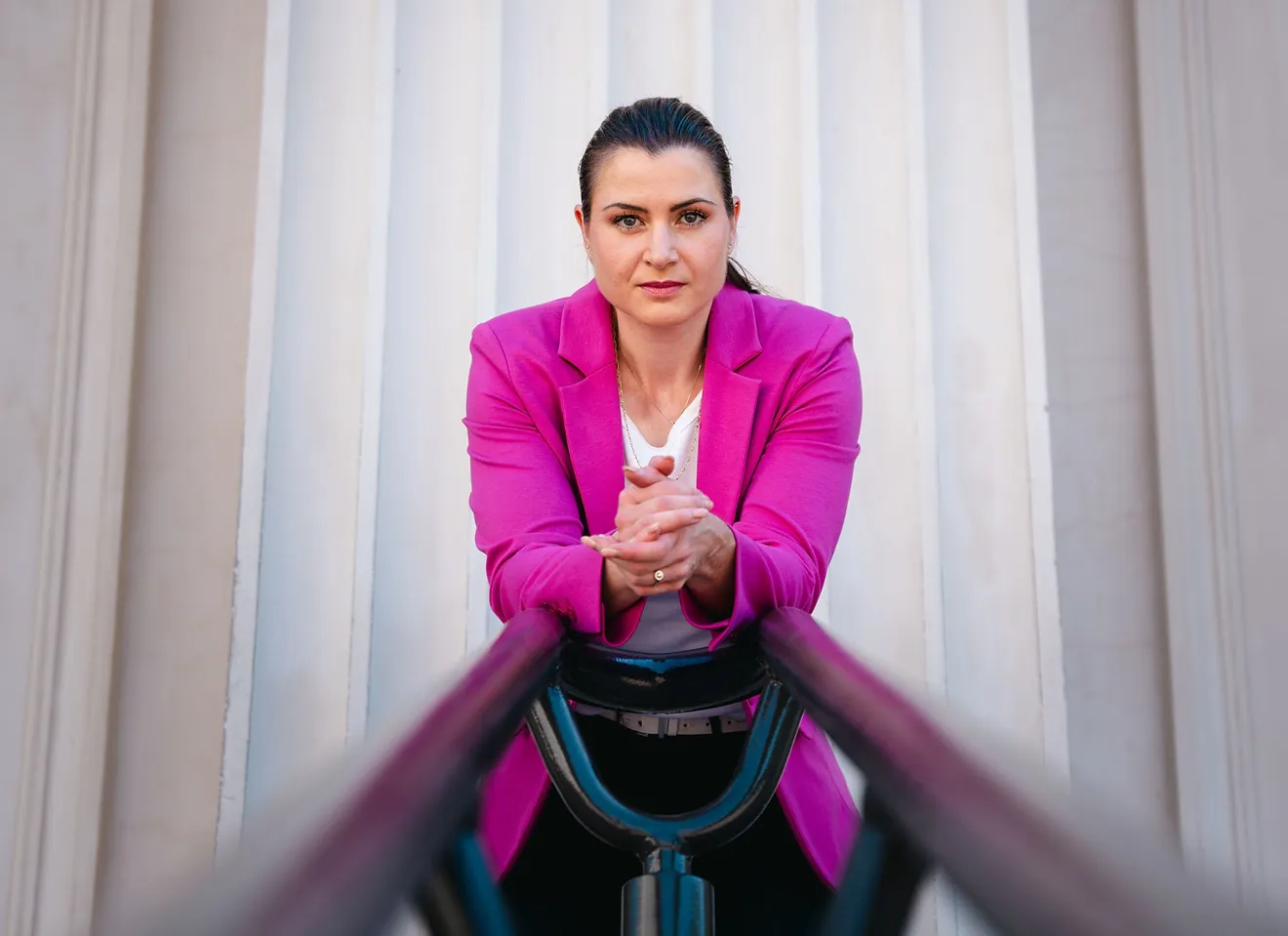 Portrett av Elisabet Haugsbø med rosa dressjakke