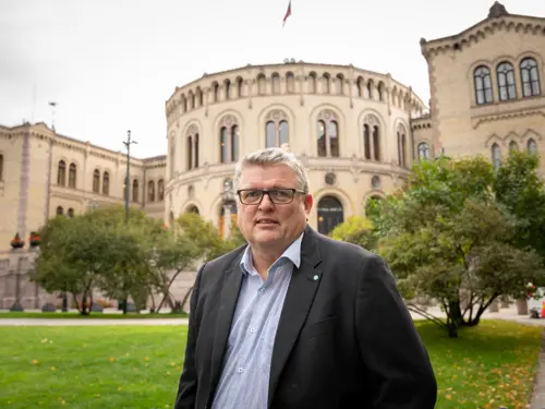 Lars Olav Grøvik foran Stortinget med seriøs blikk