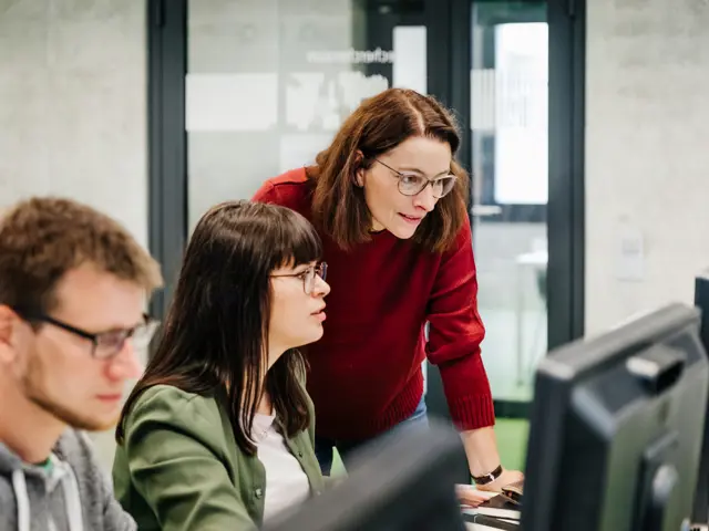 Personer på kontor ser på dataskjermer