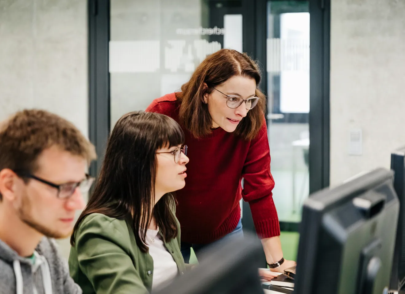 Personer på kontor ser på dataskjermer