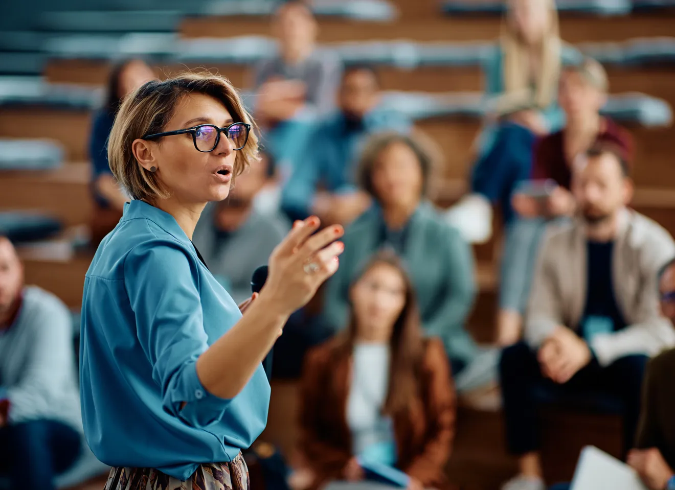 Kvinne taler foran publikum