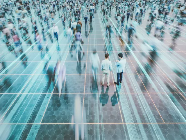 Timelapse bilde ovenfra av noen mennesker som står i ro mens mange andre går forbi så fort at de er uskarpe