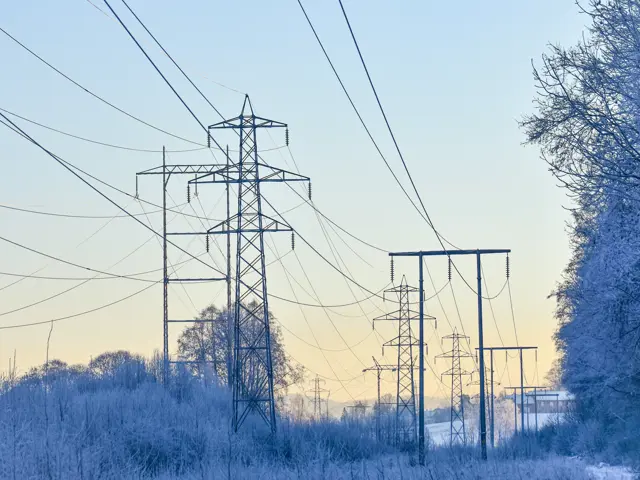 Strømmaster i vinterlandskap