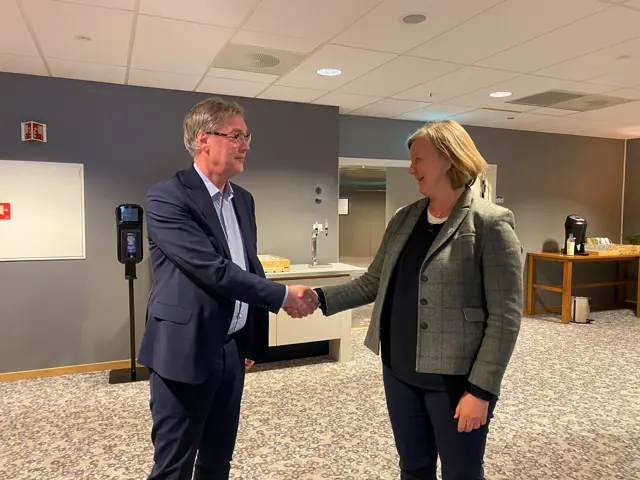 Bjørn Skrattegård og Anne-Karin Rime håndhilser