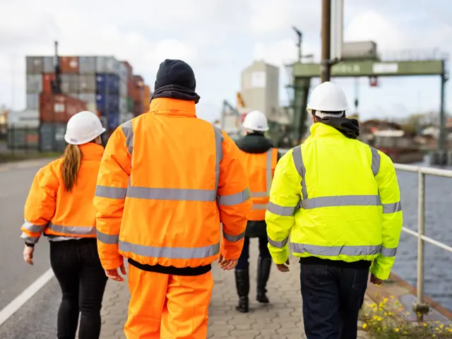 Bygningsarbeidere bakfra