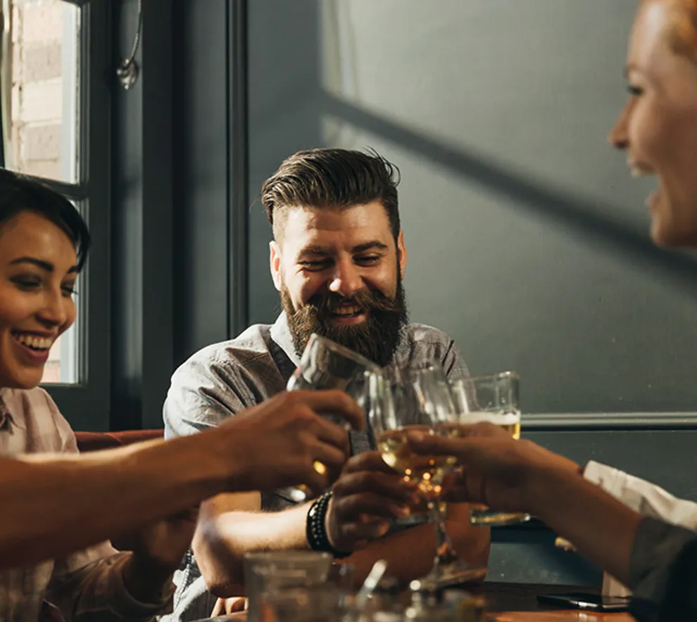 Mennesker skåler på pub