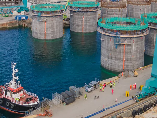 Fabrik i vannkanten med havneanlegg