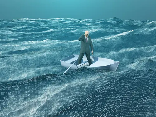 mann i robåt på hav av data